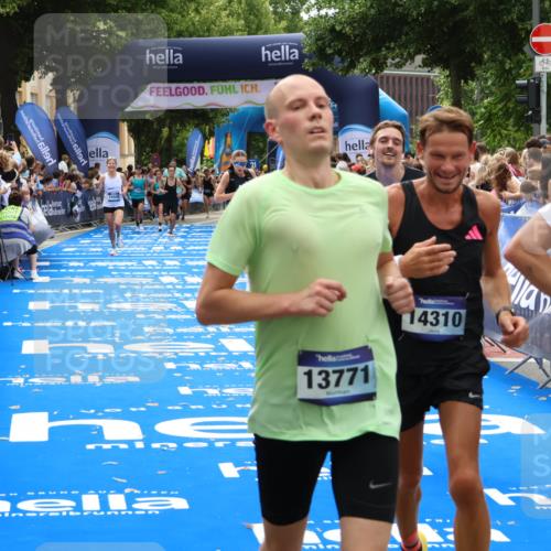 29.06.2025 - hella hamburg halbmarathon Zöllner http://msf.ph/oto/8188399 29.06.2025 10:33:56 Ziel 1743, 2243, 10865, 13771, 14310, 14466, 15500, 16243 meine-sportfotos.de