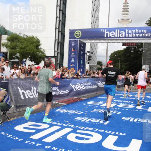 29.06.2025 - hella hamburg halbmarathon Michael Strokosch http://msf.ph/oto/8188402 29.06.2025 10:42:24 Ziel 1312, 1903, 2675, 6639, 6770, 7865, 11907, 13746, 13807, 14226, 14811, 15175, 15270, 15654, 16281, 16660, 17182, 18330 meine-sportfotos.de