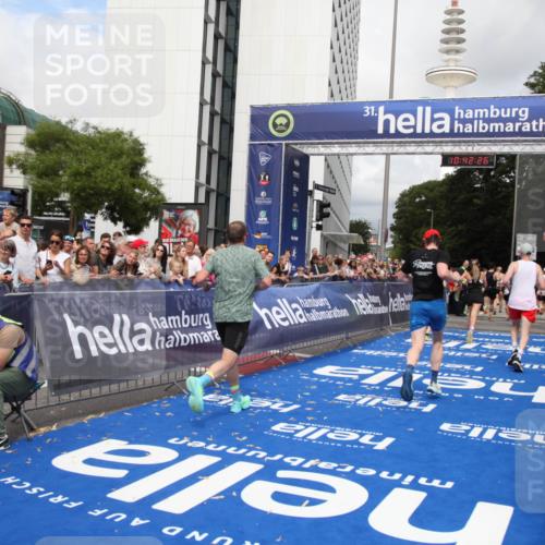 29.06.2025 - hella hamburg halbmarathon Michael Strokosch http://msf.ph/oto/8188408 29.06.2025 10:42:25 Ziel 1256, 1312, 1903, 2675, 3523, 6639, 6770, 7693, 7865, 11907, 13746, 13807, 14226, 14811, 15095, 15175, 15270, 15654, 16281, 16660, 18330 meine-sportfotos.de