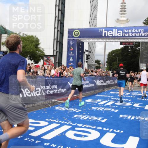 29.06.2025 - hella hamburg halbmarathon Michael Strokosch http://msf.ph/oto/8188417 29.06.2025 10:42:25 Ziel 1256, 1312, 1903, 2675, 3523, 6639, 6770, 7693, 7865, 11907, 13746, 13807, 14226, 14811, 15095, 15175, 15270, 15654, 16281, 16660, 18330 meine-sportfotos.de