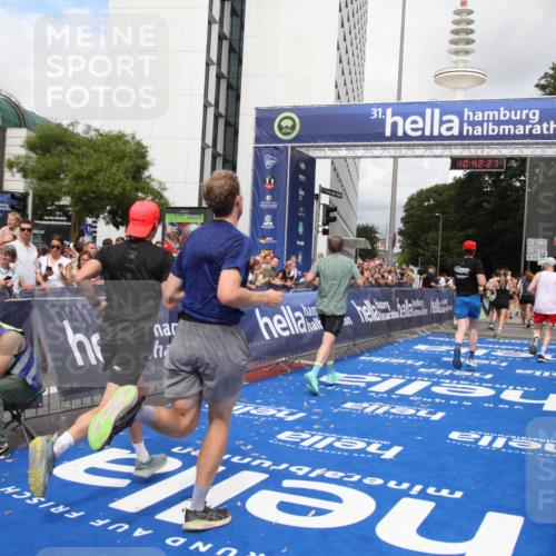 29.06.2025 - hella hamburg halbmarathon Michael Strokosch http://msf.ph/oto/8188429 29.06.2025 10:42:25 Ziel 1256, 1312, 1903, 2675, 3523, 6639, 6770, 7693, 7865, 11907, 13746, 13807, 14226, 14811, 15095, 15175, 15270, 15654, 16281, 16660, 18330 meine-sportfotos.de