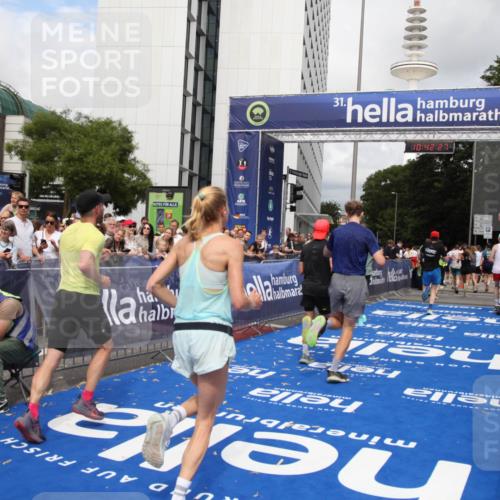 29.06.2025 - hella hamburg halbmarathon Michael Strokosch http://msf.ph/oto/8188434 29.06.2025 10:42:26 Ziel 1256, 1312, 2233, 2675, 3523, 6639, 6770, 7693, 11907, 13746, 13807, 14226, 14811, 15095, 15175, 15270, 15623, 15654, 16281, 18330 meine-sportfotos.de