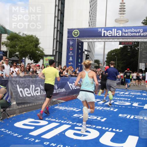 29.06.2025 - hella hamburg halbmarathon Michael Strokosch http://msf.ph/oto/8188437 29.06.2025 10:42:27 Ziel 1256, 1312, 1800, 2233, 2675, 3523, 6639, 6770, 7693, 11907, 13746, 13807, 14226, 15095, 15175, 15270, 15623, 15654, 16281, 17637, 17911, 18330 meine-sportfotos.de