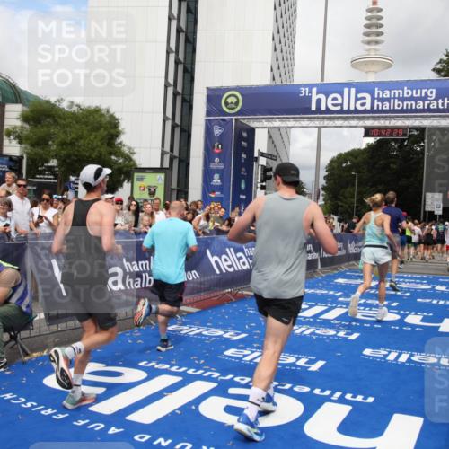 29.06.2025 - hella hamburg halbmarathon Michael Strokosch http://msf.ph/oto/8188446 29.06.2025 10:42:27 Ziel 1256, 1312, 1800, 2233, 2675, 3523, 6639, 6770, 7693, 11907, 13746, 13807, 14226, 15095, 15175, 15270, 15623, 15654, 16281, 17637, 17911, 18330 meine-sportfotos.de