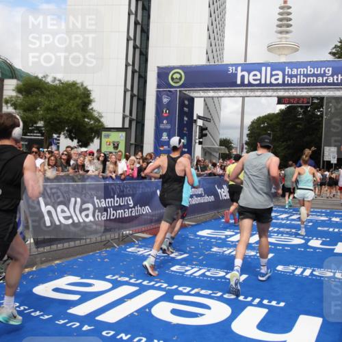 29.06.2025 - hella hamburg halbmarathon Michael Strokosch http://msf.ph/oto/8188449 29.06.2025 10:42:28 Ziel 1256, 1312, 1353, 1800, 2233, 3523, 6639, 6770, 7116, 7448, 7693, 7734, 11907, 13746, 13807, 14226, 15095, 15175, 15270, 15623, 15654, 16281, 17637, 17911, 18330 meine-sportfotos.de