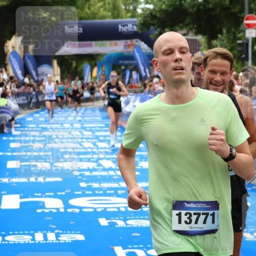 29.06.2025 - hella hamburg halbmarathon Zöllner http://msf.ph/oto/8188450 29.06.2025 10:33:56 Ziel 1743, 2243, 10865, 13771, 14310, 14466, 15500, 16243 meine-sportfotos.de