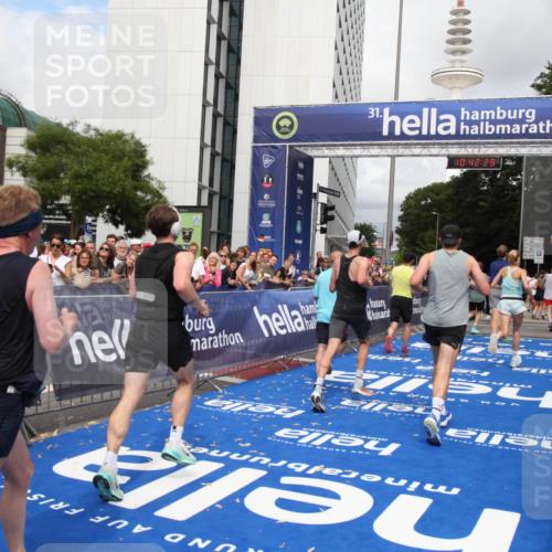 29.06.2025 - hella hamburg halbmarathon Michael Strokosch http://msf.ph/oto/8188459 29.06.2025 10:42:28 Ziel 1256, 1312, 1353, 1800, 2233, 3523, 6639, 6770, 7116, 7448, 7693, 7734, 11907, 13746, 13807, 14226, 15095, 15175, 15270, 15623, 15654, 16281, 17637, 17911, 18330 meine-sportfotos.de