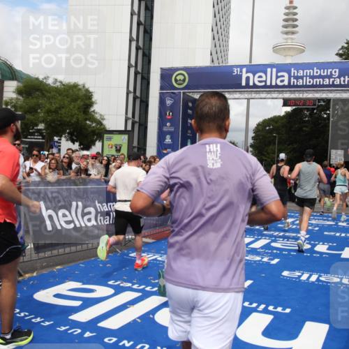 29.06.2025 - hella hamburg halbmarathon Michael Strokosch http://msf.ph/oto/8188469 29.06.2025 10:42:29 Ziel 1256, 1312, 1353, 1800, 1962, 2233, 3523, 6639, 6770, 7116, 7448, 7693, 7734, 11907, 13807, 14226, 15095, 15175, 15623, 15654, 16281, 17637, 17733, 17911, 18330 meine-sportfotos.de