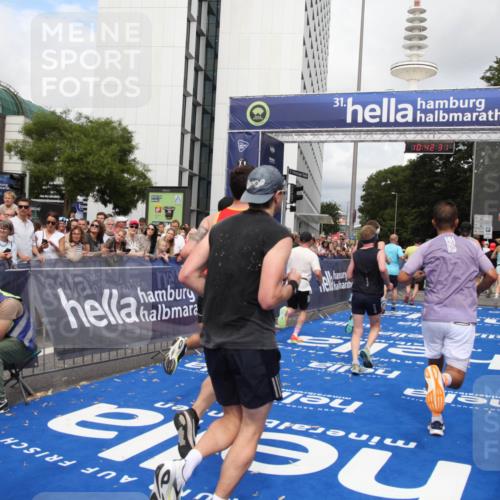 29.06.2025 - hella hamburg halbmarathon Michael Strokosch http://msf.ph/oto/8188479 29.06.2025 10:42:30 Ziel 1209, 1256, 1353, 1800, 1962, 2233, 3523, 6639, 6770, 7116, 7448, 7693, 7734, 11907, 13446, 13807, 14226, 15095, 15175, 15623, 15654, 16281, 16333, 17637, 17733, 17911, 18330 meine-sportfotos.de