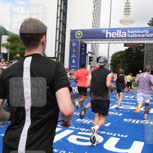 29.06.2025 - hella hamburg halbmarathon Michael Strokosch http://msf.ph/oto/8188487 29.06.2025 10:42:30 Ziel 1209, 1256, 1353, 1800, 1962, 2233, 3523, 6639, 6770, 7116, 7448, 7693, 7734, 11907, 13446, 13807, 14226, 15095, 15175, 15623, 15654, 16281, 16333, 17637, 17733, 17911, 18330 meine-sportfotos.de