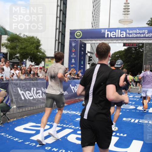 29.06.2025 - hella hamburg halbmarathon Michael Strokosch http://msf.ph/oto/8188491 29.06.2025 10:42:30 Ziel 1209, 1256, 1353, 1800, 1962, 2233, 3523, 6639, 6770, 7116, 7448, 7693, 7734, 11907, 13446, 13807, 14226, 15095, 15175, 15623, 15654, 16281, 16333, 17637, 17733, 17911, 18330 meine-sportfotos.de