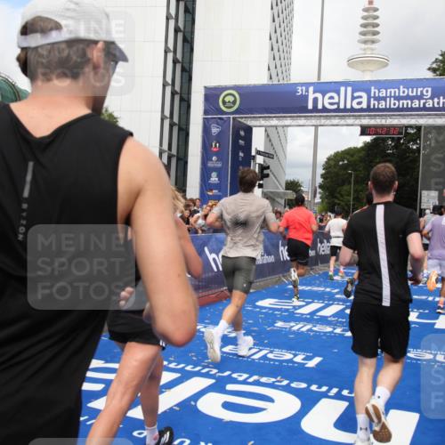 29.06.2025 - hella hamburg halbmarathon Michael Strokosch http://msf.ph/oto/8188502 29.06.2025 10:42:31 Ziel 1209, 1256, 1353, 1800, 1962, 2233, 3523, 6639, 7116, 7448, 7693, 7734, 11907, 13446, 14226, 15095, 15175, 15623, 15654, 16281, 16295, 16333, 17637, 17733, 17911, 18330, 18680 meine-sportfotos.de