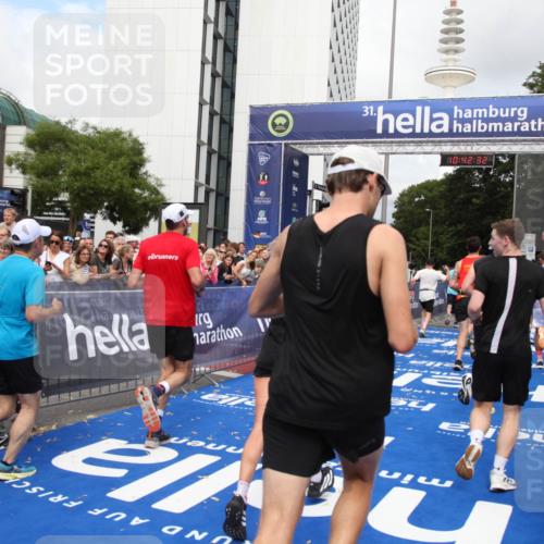 29.06.2025 - hella hamburg halbmarathon Michael Strokosch http://msf.ph/oto/8188506 29.06.2025 10:42:31 Ziel 1209, 1256, 1353, 1800, 1962, 2233, 3523, 6639, 7116, 7448, 7693, 7734, 11907, 13446, 14226, 15095, 15175, 15623, 15654, 16281, 16295, 16333, 17637, 17733, 17911, 18330, 18680 meine-sportfotos.de