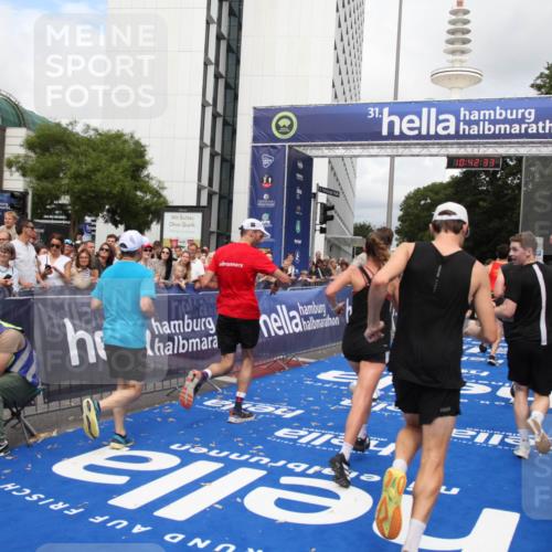 29.06.2025 - hella hamburg halbmarathon Michael Strokosch http://msf.ph/oto/8188510 29.06.2025 10:42:32 Ziel 1209, 1256, 1353, 1800, 1962, 2233, 3523, 7116, 7448, 7693, 7734, 11907, 13446, 14226, 15095, 15175, 15623, 16281, 16295, 16333, 17016, 17637, 17733, 17911, 18330, 18680 meine-sportfotos.de