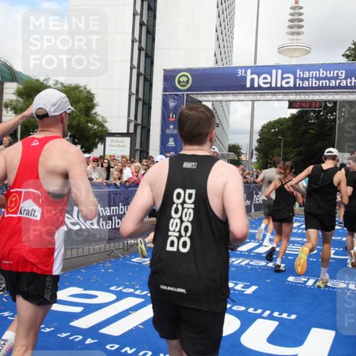 29.06.2025 - hella hamburg halbmarathon Michael Strokosch http://msf.ph/oto/8188516 29.06.2025 10:42:32 Ziel 1209, 1256, 1353, 1800, 1962, 2233, 3523, 7116, 7448, 7693, 7734, 11907, 13446, 14226, 15095, 15175, 15623, 16281, 16295, 16333, 17016, 17637, 17733, 17911, 18330, 18680 meine-sportfotos.de