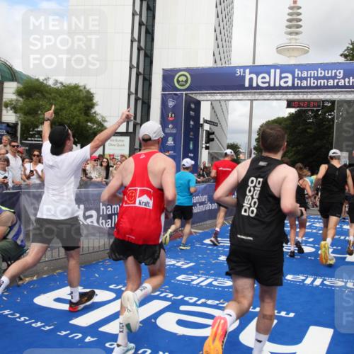 29.06.2025 - hella hamburg halbmarathon Michael Strokosch http://msf.ph/oto/8188529 29.06.2025 10:42:32 Ziel 1209, 1256, 1353, 1800, 1962, 2233, 3523, 7116, 7448, 7693, 7734, 11907, 13446, 14226, 15095, 15175, 15623, 16281, 16295, 16333, 17016, 17637, 17733, 17911, 18330, 18680 meine-sportfotos.de