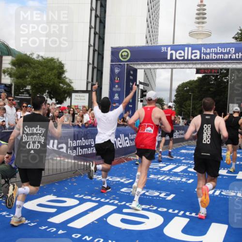 29.06.2025 - hella hamburg halbmarathon Michael Strokosch http://msf.ph/oto/8188539 29.06.2025 10:42:33 Ziel 1209, 1256, 1353, 1800, 1962, 2233, 3523, 7116, 7448, 7693, 7734, 11907, 13446, 15095, 15175, 15623, 16295, 16333, 17016, 17637, 17733, 17911, 18330, 18680 meine-sportfotos.de