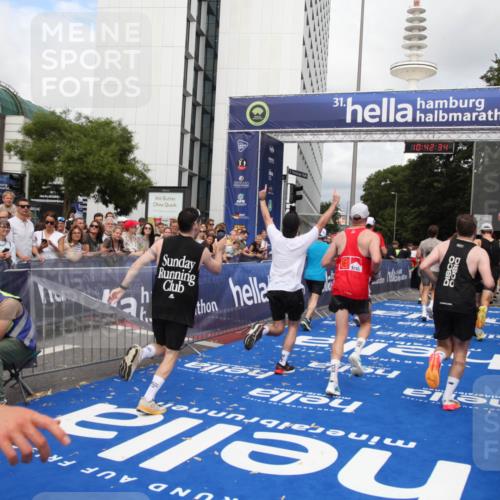 29.06.2025 - hella hamburg halbmarathon Michael Strokosch http://msf.ph/oto/8188552 29.06.2025 10:42:33 Ziel 1209, 1256, 1353, 1800, 1962, 2233, 3523, 7116, 7448, 7693, 7734, 11907, 13446, 15095, 15175, 15623, 16295, 16333, 17016, 17637, 17733, 17911, 18330, 18680 meine-sportfotos.de