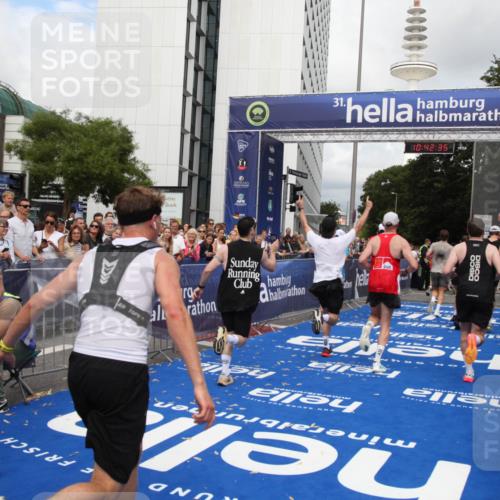 29.06.2025 - hella hamburg halbmarathon Michael Strokosch http://msf.ph/oto/8188563 29.06.2025 10:42:34 Ziel 1209, 1256, 1353, 1735, 1800, 1962, 2233, 3523, 7116, 7448, 7508, 7693, 7734, 13446, 15095, 15623, 16295, 16333, 17016, 17637, 17733, 17911, 18680 meine-sportfotos.de