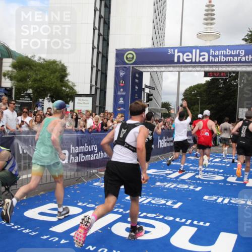 29.06.2025 - hella hamburg halbmarathon Michael Strokosch http://msf.ph/oto/8188575 29.06.2025 10:42:34 Ziel 1209, 1256, 1353, 1735, 1800, 1962, 2233, 3523, 7116, 7448, 7508, 7693, 7734, 13446, 15095, 15623, 16295, 16333, 17016, 17637, 17733, 17911, 18680 meine-sportfotos.de