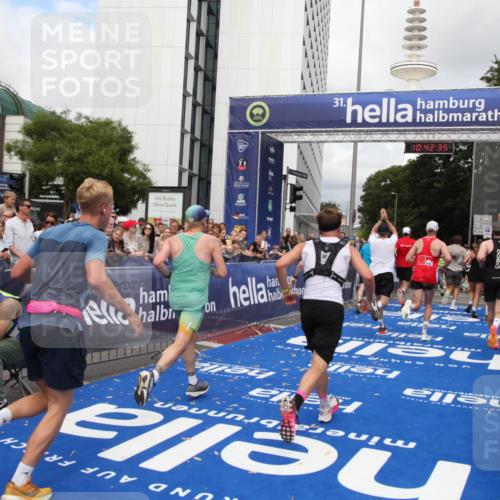 29.06.2025 - hella hamburg halbmarathon Michael Strokosch http://msf.ph/oto/8188606 29.06.2025 10:42:34 Ziel 1209, 1256, 1353, 1735, 1800, 1962, 2233, 3523, 7116, 7448, 7508, 7693, 7734, 13446, 15095, 15623, 16295, 16333, 17016, 17637, 17733, 17911, 18680 meine-sportfotos.de