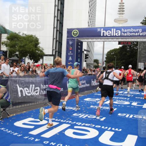 29.06.2025 - hella hamburg halbmarathon Michael Strokosch http://msf.ph/oto/8188643 29.06.2025 10:42:35 Ziel 1209, 1353, 1735, 1800, 1962, 2233, 4235, 7116, 7448, 7508, 7734, 13446, 15623, 16295, 16333, 17016, 17637, 17733, 17911, 18680 meine-sportfotos.de