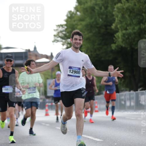 29.06.2025 - hella hamburg halbmarathon Jannik Wohlers http://msf.ph/oto/8188662 29.06.2025 09:44:36 Lombardsbrücke 1827, 3201, 5269, 5367, 6619, 8473, 8731, 10156, 10848, 11169, 12287, 12900, 13838, 13956, 14164, 16377, 16508, 16713, 16736, 17428, 17488, 18837, 18871, 18874, 19142 meine-sportfotos.de