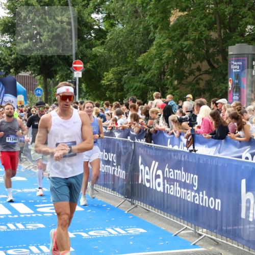 29.06.2025 - hella hamburg halbmarathon Zöllner http://msf.ph/oto/8188664 29.06.2025 10:44:09 Ziel 1391, 1558, 2816, 3021, 5231, 6705, 9081, 9633, 10193, 10930, 11346, 13123, 16506, 16648, 16697, 17516, 17748, 17977, 18004 meine-sportfotos.de