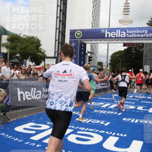 29.06.2025 - hella hamburg halbmarathon Michael Strokosch http://msf.ph/oto/8188677 29.06.2025 10:42:35 Ziel 1209, 1353, 1735, 1800, 1962, 2233, 4235, 7116, 7448, 7508, 7734, 13446, 15623, 16295, 16333, 17016, 17637, 17733, 17911, 18680 meine-sportfotos.de