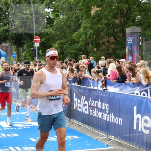 29.06.2025 - hella hamburg halbmarathon Zöllner http://msf.ph/oto/8188706 29.06.2025 10:44:09 Ziel 1391, 1558, 2816, 3021, 5231, 6705, 9081, 9633, 10193, 10930, 11346, 13123, 16506, 16648, 16697, 17516, 17748, 17977, 18004 meine-sportfotos.de