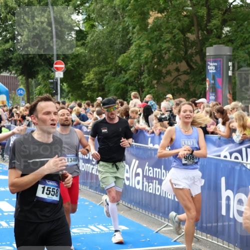 29.06.2025 - hella hamburg halbmarathon Zöllner http://msf.ph/oto/8188717 29.06.2025 10:44:10 Ziel 1391, 1558, 2816, 3021, 4999, 5231, 6705, 9081, 9633, 10193, 10930, 11346, 13123, 16506, 16648, 16697, 17748, 17977, 18004 meine-sportfotos.de