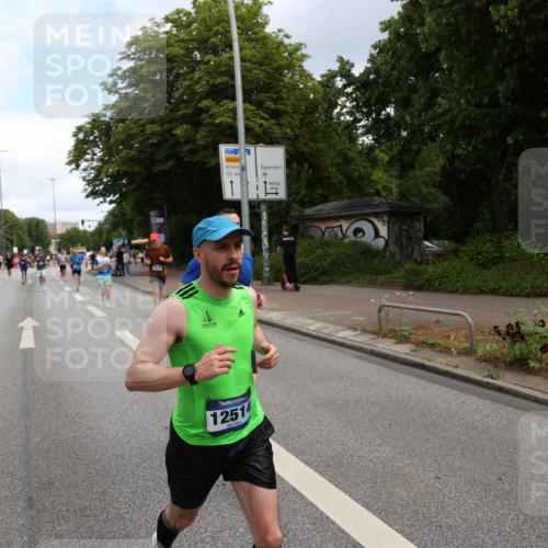 29.06.2025 - hella hamburg halbmarathon Yannick Fuchs http://msf.ph/oto/8188817 29.06.2025 10:30:38 20KM 3843, 4062, 6032, 6829, 6990, 10384, 10477, 10877, 12447, 12462, 12488, 12514, 13252, 13343, 13419, 14789, 14875, 15115, 15161, 15415, 15701, 15959, 16119, 16123, 17329, 17612, 17691, 18259, 18841 meine-sportfotos.de