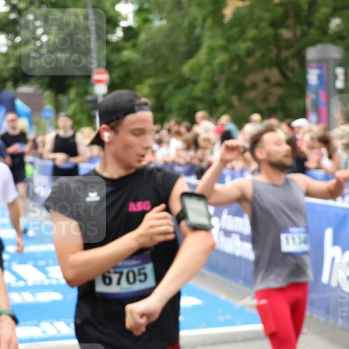 29.06.2025 - hella hamburg halbmarathon Zöllner http://msf.ph/oto/8188878 29.06.2025 10:44:11 Ziel 1391, 2816, 3021, 4999, 5231, 9633, 10193, 10930, 11346, 13123, 14686, 15280, 16506, 16648, 16697, 17748, 17977, 18004 meine-sportfotos.de