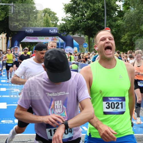 29.06.2025 - hella hamburg halbmarathon Zöllner http://msf.ph/oto/8188908 29.06.2025 10:44:17 Ziel 1413, 1415, 4999, 5231, 5275, 5884, 7005, 8722, 9444, 9633, 10193, 10930, 12159, 14686, 14687, 15225, 15280, 16301, 16316, 16648, 16893, 17748, 18691 meine-sportfotos.de