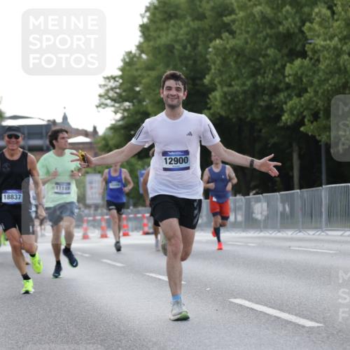 29.06.2025 - hella hamburg halbmarathon Jannik Wohlers http://msf.ph/oto/8188944 29.06.2025 09:44:37 Lombardsbrücke 1827, 3201, 5269, 5367, 6619, 8473, 8731, 10156, 10486, 10848, 11169, 12287, 12900, 13838, 13956, 14140, 14164, 15883, 16377, 16508, 16713, 16736, 17428, 17488, 18837, 18871, 18874, 19142 meine-sportfotos.de