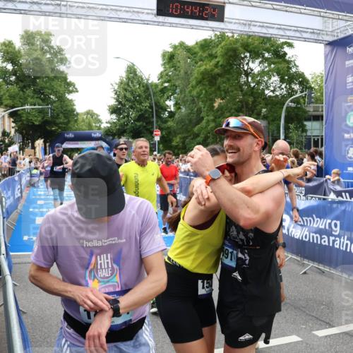 29.06.2025 - hella hamburg halbmarathon Zöllner http://msf.ph/oto/8188969 29.06.2025 10:44:23 Ziel 1220, 1413, 1415, 1902, 5275, 5884, 7191, 8722, 9444, 12528, 16316, 16547, 16803, 16893 meine-sportfotos.de