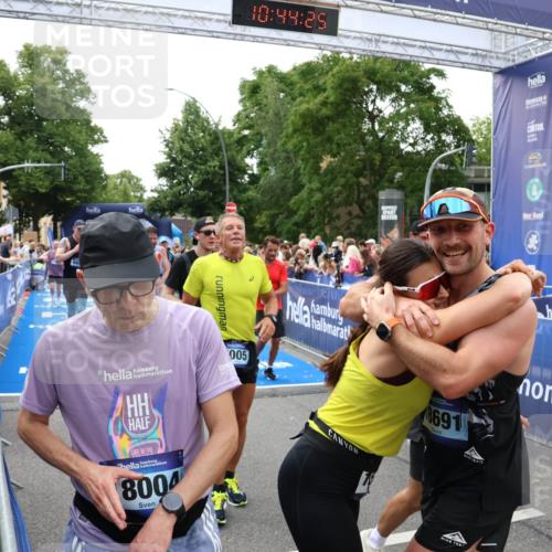 29.06.2025 - hella hamburg halbmarathon Zöllner http://msf.ph/oto/8189012 29.06.2025 10:44:23 Ziel 1220, 1413, 1415, 1902, 5275, 5884, 7191, 8722, 9444, 12528, 16316, 16547, 16803, 16893 meine-sportfotos.de