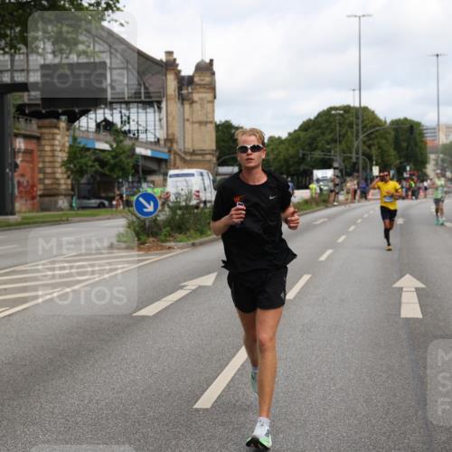 29.06.2025 - hella hamburg halbmarathon Yannick Fuchs http://msf.ph/oto/8189199 29.06.2025 10:30:48 20KM 2399, 2774, 3809, 4062, 6829, 6990, 6993, 10477, 12447, 12488, 13343, 13419, 14601, 14875, 15115, 15161, 15348, 16119, 17217, 17329, 17612, 17691, 18156, 18600 meine-sportfotos.de