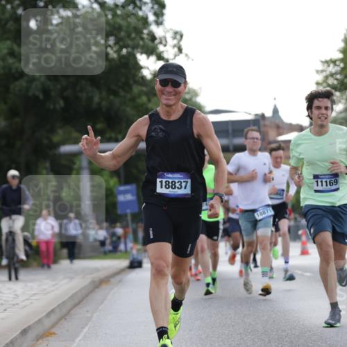 29.06.2025 - hella hamburg halbmarathon Jannik Wohlers http://msf.ph/oto/8189215 29.06.2025 09:44:38 Lombardsbrücke 1827, 2746, 3201, 5269, 5367, 6619, 8731, 10156, 10486, 10848, 11169, 12287, 12595, 12900, 13838, 13956, 14140, 14164, 15883, 16377, 16508, 16713, 16818, 17428, 17488, 18737, 18837, 18871, 18874, 19142 meine-sportfotos.de