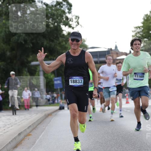 29.06.2025 - hella hamburg halbmarathon Jannik Wohlers http://msf.ph/oto/8189313 29.06.2025 09:44:38 Lombardsbrücke 1827, 2746, 3201, 5269, 5367, 6619, 8731, 10156, 10486, 10848, 11169, 12287, 12595, 12900, 13838, 13956, 14140, 14164, 15883, 16377, 16508, 16713, 16818, 17428, 17488, 18737, 18837, 18871, 18874, 19142 meine-sportfotos.de