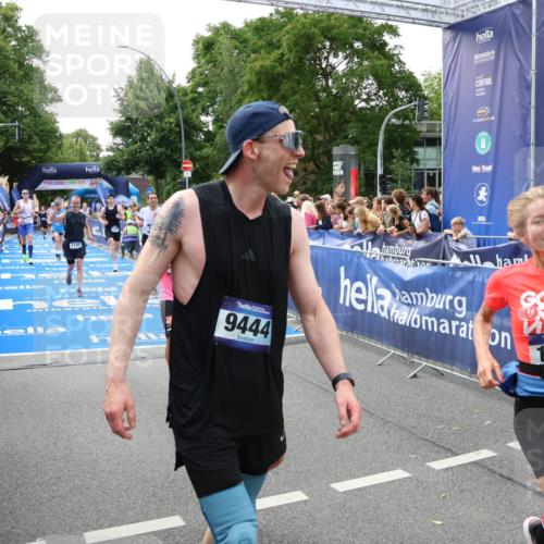 29.06.2025 - hella hamburg halbmarathon Zöllner http://msf.ph/oto/8189511 29.06.2025 10:44:28 Ziel 1057, 1902, 4310, 4691, 7191, 8928, 12327, 12554, 14667, 16803, 17729, 18806 meine-sportfotos.de
