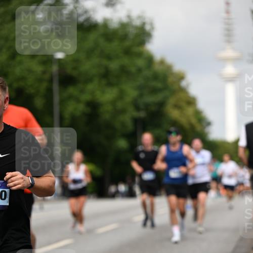 29.06.2025 - hella hamburg halbmarathon Dr. Thomas Lammeyer http://msf.ph/oto/8189561 29.06.2025 10:10:59 Kennedybrücke 1245, 4550, 5951, 6314, 6572, 6664, 8960, 9560, 10212, 10297, 10736, 10886 meine-sportfotos.de