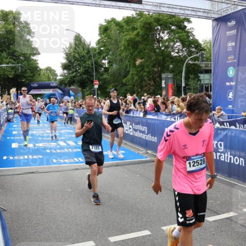 29.06.2025 - hella hamburg halbmarathon Zöllner http://msf.ph/oto/8189649 29.06.2025 10:44:31 Ziel 1057, 4310, 4691, 7322, 8928, 12327, 12554, 14464, 14667, 16803, 17097, 17729, 18765, 18806 meine-sportfotos.de