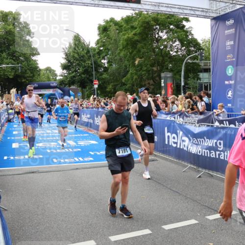 29.06.2025 - hella hamburg halbmarathon Zöllner http://msf.ph/oto/8189754 29.06.2025 10:44:32 Ziel 1057, 3305, 4310, 4691, 7322, 8928, 12327, 12554, 14464, 14667, 15862, 16803, 17097, 17729, 18765, 18806 meine-sportfotos.de