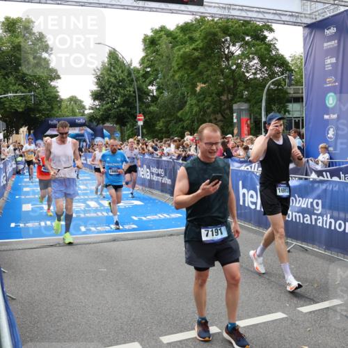 29.06.2025 - hella hamburg halbmarathon Zöllner http://msf.ph/oto/8189772 29.06.2025 10:44:32 Ziel 1057, 3305, 4310, 4691, 7322, 8928, 12327, 12554, 14464, 14667, 15862, 16803, 17097, 17729, 18765, 18806 meine-sportfotos.de