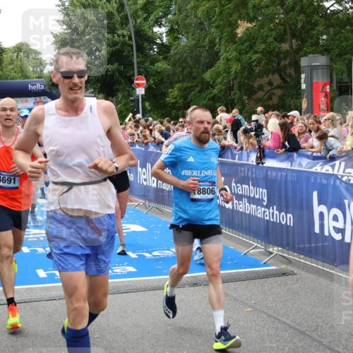 29.06.2025 - hella hamburg halbmarathon Zöllner http://msf.ph/oto/8189817 29.06.2025 10:44:33 Ziel 1057, 1468, 3305, 4310, 4691, 7322, 7710, 8928, 12327, 12554, 14464, 14667, 15862, 17097, 17729, 18765, 18806 meine-sportfotos.de