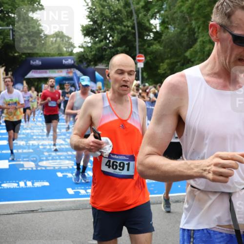 29.06.2025 - hella hamburg halbmarathon Zöllner http://msf.ph/oto/8189891 29.06.2025 10:44:34 Ziel 1057, 1468, 2365, 2402, 3305, 4310, 4691, 5476, 6495, 7322, 7710, 8928, 12327, 12554, 14464, 14667, 15862, 17097, 17729, 18539, 18765 meine-sportfotos.de