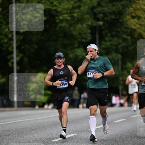 29.06.2025 - hella hamburg halbmarathon Dr. Thomas Lammeyer http://msf.ph/oto/8189895 29.06.2025 09:47:35 Kennedybrücke 1065, 1122, 2879, 3075, 3968, 4678, 5308, 5344, 7231, 7349, 7793, 8975, 9047, 9079, 10106, 10173, 10790 meine-sportfotos.de