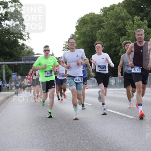 29.06.2025 - hella hamburg halbmarathon Jannik Wohlers http://msf.ph/oto/8189938 29.06.2025 09:44:41 Lombardsbrücke 1827, 2746, 3201, 5269, 5367, 6619, 6781, 10156, 10486, 10848, 11169, 12595, 12900, 13838, 14140, 14164, 14289, 15883, 16377, 16508, 16713, 16818, 17428, 17488, 18737, 18837, 18871, 18874, 19142 meine-sportfotos.de