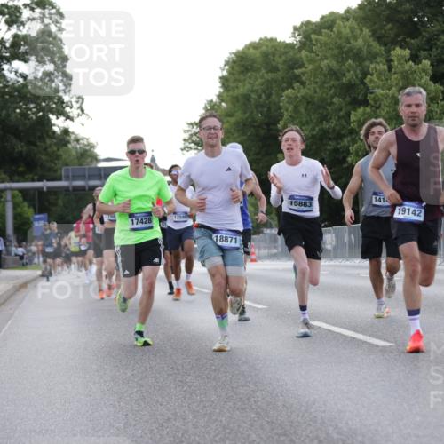 29.06.2025 - hella hamburg halbmarathon Jannik Wohlers http://msf.ph/oto/8189987 29.06.2025 09:44:41 Lombardsbrücke 1827, 2746, 3201, 5269, 5367, 6619, 6781, 10156, 10486, 10848, 11169, 12595, 12900, 13838, 14140, 14164, 14289, 15883, 16377, 16508, 16713, 16818, 17428, 17488, 18737, 18837, 18871, 18874, 19142 meine-sportfotos.de